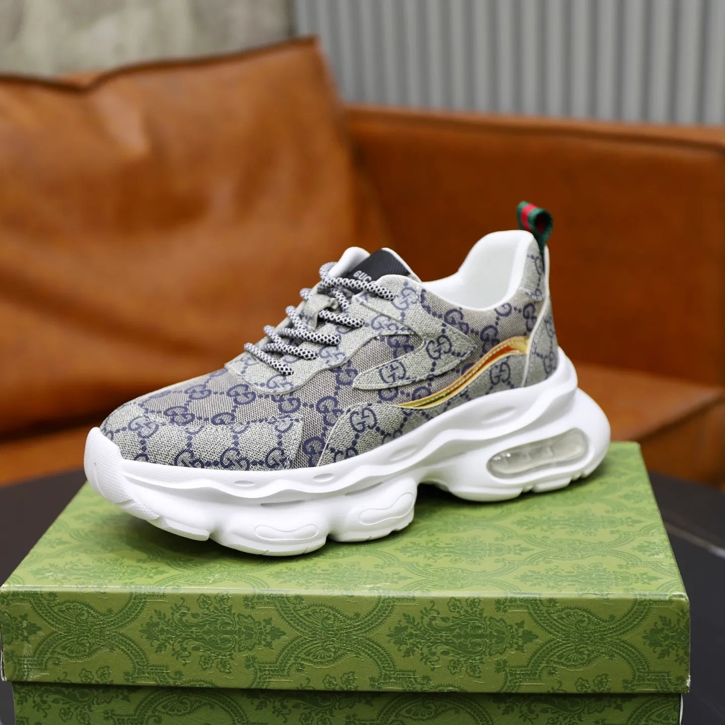 Ex-factory price: 462💰🙅‍♂️🙅‍♂️🙅‍♂️ Brand: Gucci GUCCi Standard code: 38-44 (45 customized) Grade: Same as the official website Material: Original cowhide material spliced with brand cloth Comfortable and breathable lining Lightweight and wear-resistant sports outsole Style category: Men's fashion casual shoes Running sports shoes Distinguished luxury brand elements Top luxury color: actual picture color